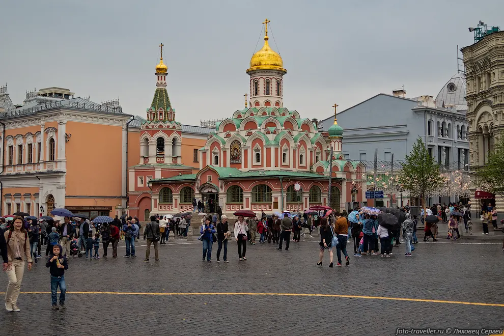 Казанский собор (Собор Казанской иконы Божией Матери) расположен
на углу Красной площади и Никольской улицы в Москве.
Был основан в 1625 году. Снесён в 1936-м во время реконструкции района Манежной 
площади. Восстановлен в 1990-1993 годах.