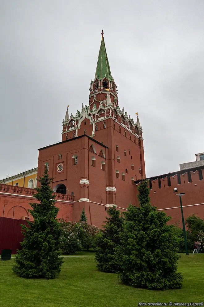 Троицкая башня - центральная башня северо-западной стены Московского
Кремля, выходит к Александровскому саду.
Построена в 1495-1499 годах. Высота башни 80,1 м. Это самая высокая башня Московского 
Кремля.