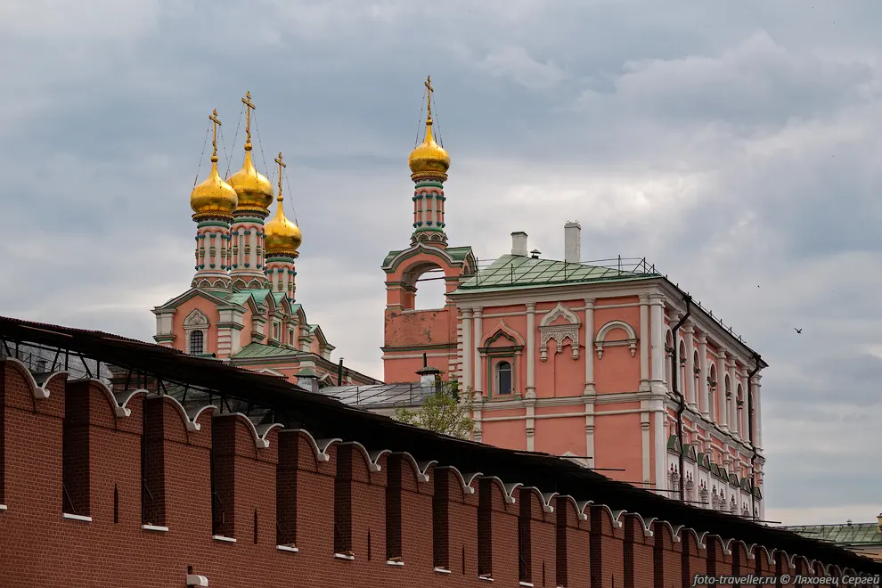 Церковь Похвалы Божией Матери в Потешном двореце - дворцовая постройка
Московского Кремля.
Здание было построено в 1651 году как жилые палаты боярина Ильи Даниловича Милославского 
(тесть царя Алексея Михайловича). 
Это единственный сохранившийся в Кремле образец боярских хором.
