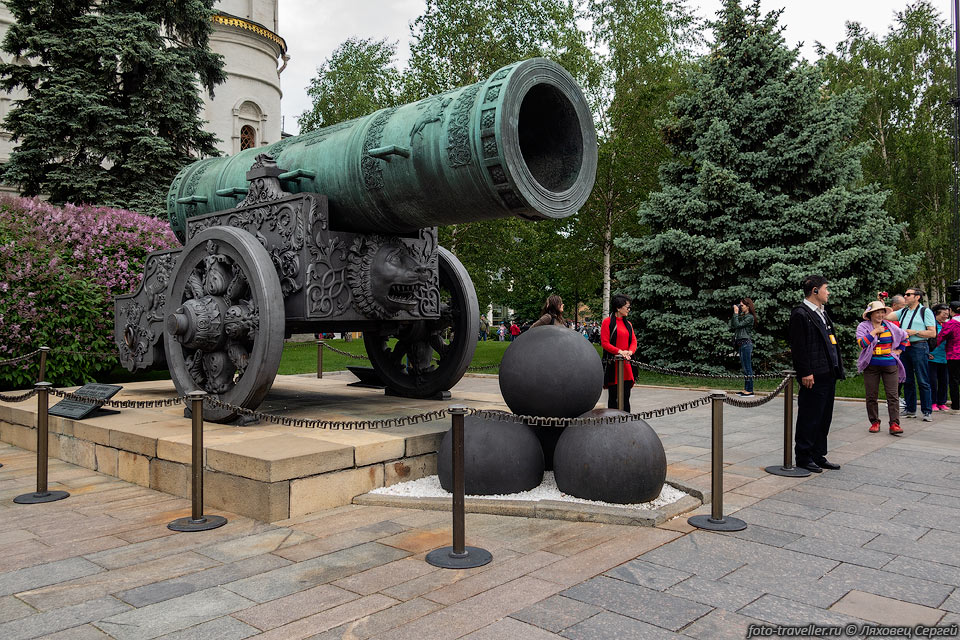 Царь-пушка а Кремле.
Царь-пушка одна из самых больших пушек в мире.