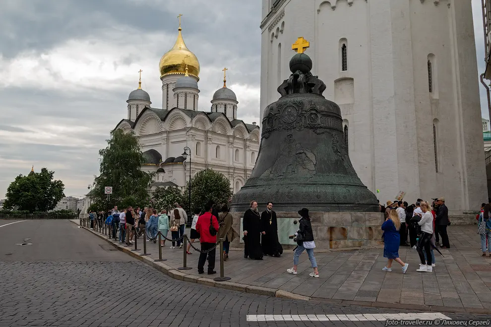Царь-колокол - памятник русского литейного искусства 18 века.
