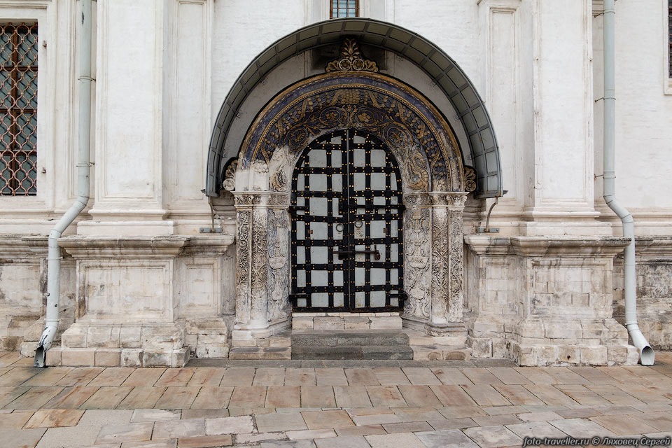 Двери Архангельского собора в Кремле