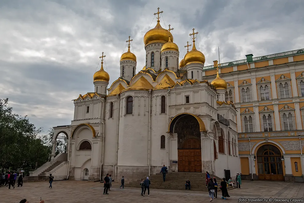 Благовещенский собор построен в 1489 году под руководством псковских
мастеров Кривцова и Мышкина