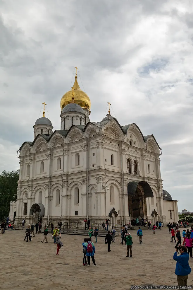 Архангельский Собор построен в 1508 году по проекту архитектора
Алевиза Нового