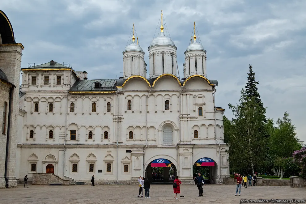 Патриаршие палаты и церковь Двенадцати апостолов построены в 1635-1656
годах русскими мастерами
Антипом Константиновым и Баженом Огурцовым по заказу патриарха Никона