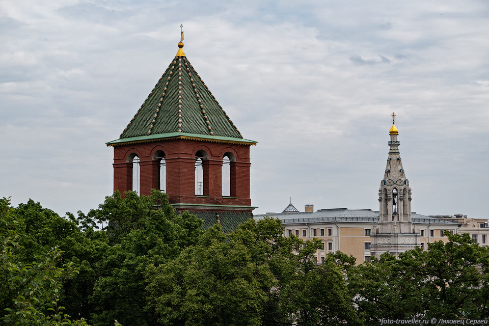 Одна из небольших южных башен Московского Кремля
