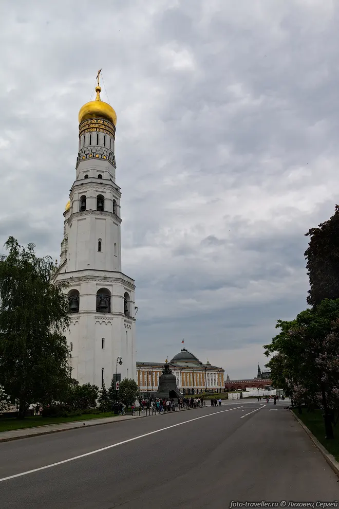 Самый большой колокол Троице-Сергиевой лавры также называли "Царь".
Колокол весом 64 тонн изготовили в 1748 году, в 1930-м он был уничтожен, заново 
отлит на Балтийском заводе в Санкт-Петербурге в 2003 году весом 72 тонны. На сегодня 
является самым большим действующим колоколом в России.