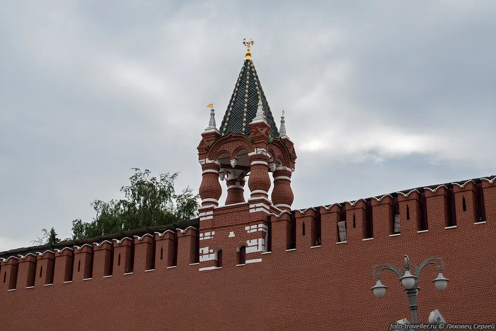 Царская башня - наиболее молодая и небольшая башня Московского
Кремля. 
Построена в 1680 году во время реконструкции Кремля. По сути эта башня является 
теремным шатром.