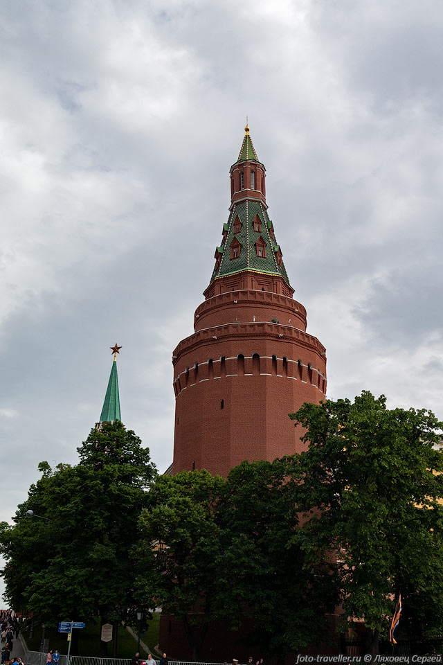 Угловая Арсенальная башня - самая северная и массивная башня Московского 
Кремля.