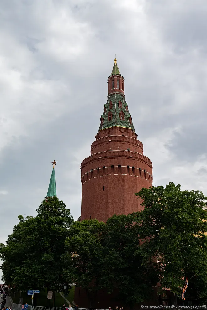 Угловая Арсенальная башня - самая северная и массивная башня Московского
Кремля.