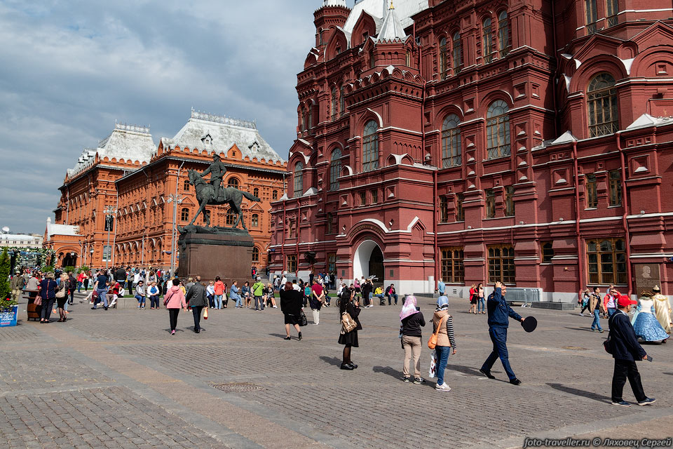 Государственный исторический музей (ГИМ) основан в 1872 году,

здание на Красной площади Москвы было построено в 1875-1883 годах.