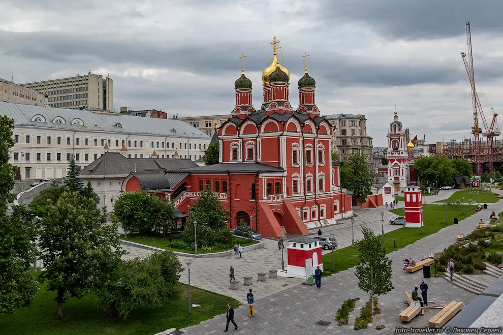 Знаменский Собор построен в 1679-1684 годах.
В советское время в нём размещались различные учреждения. В 1963-1972 годах была 
проведена серьёзная реставрация. 
В 1992 году он был отдан обратно попам.
