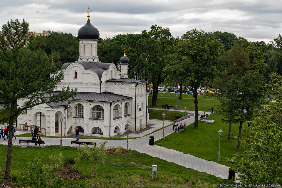 Зачатьевская церковь в Углу расположенна в Зарядье.
Существующее здание построено в середине 16 века, реставрирована в 1950-х годах.