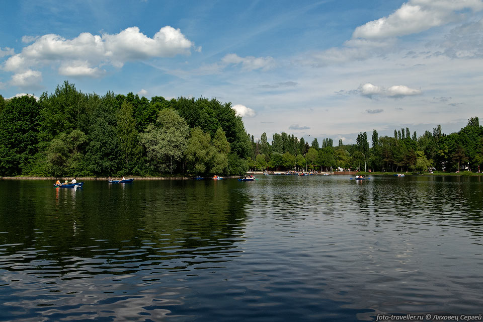 Круглый пруд в Измайловском парке.
Измайловский парк культуры и отдыха - один из самых больших парков Москвы.