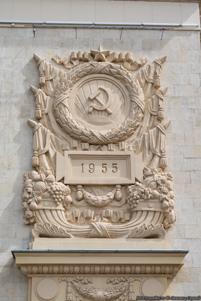 Лепнина на входе в ЦПКиО имени М. Горького