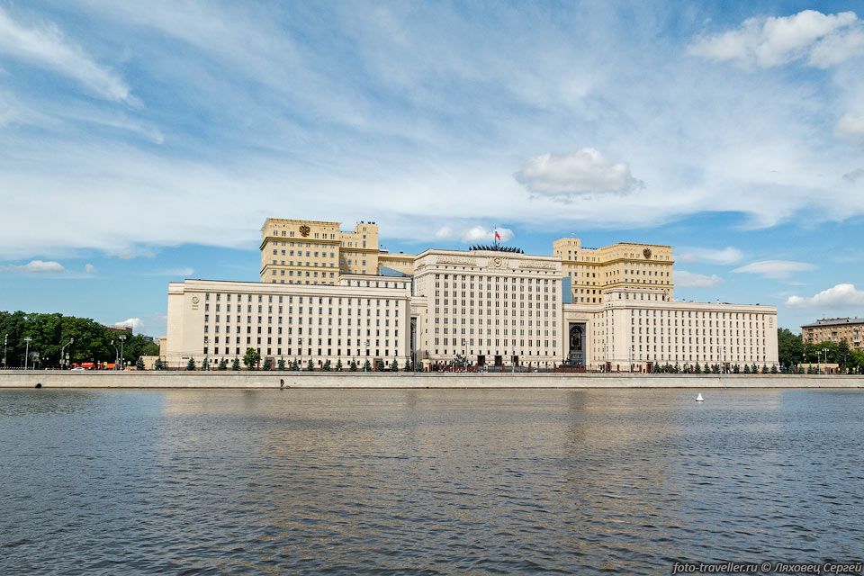 Здание Минобороны, расположено на Фрунзенской набережной в Москве.
Работа над этим зданием, начата в 1938 году и законченна уже после войны, 
в 1951 году.