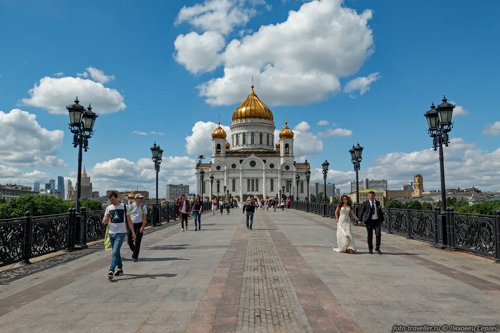 Патриарший мост находится напротив Храма Христа Спасителя
