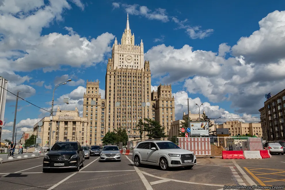 Центральная часть высотки МИД переходит в боковые 16-этажные крылья,
а за ними в 6-этажные.