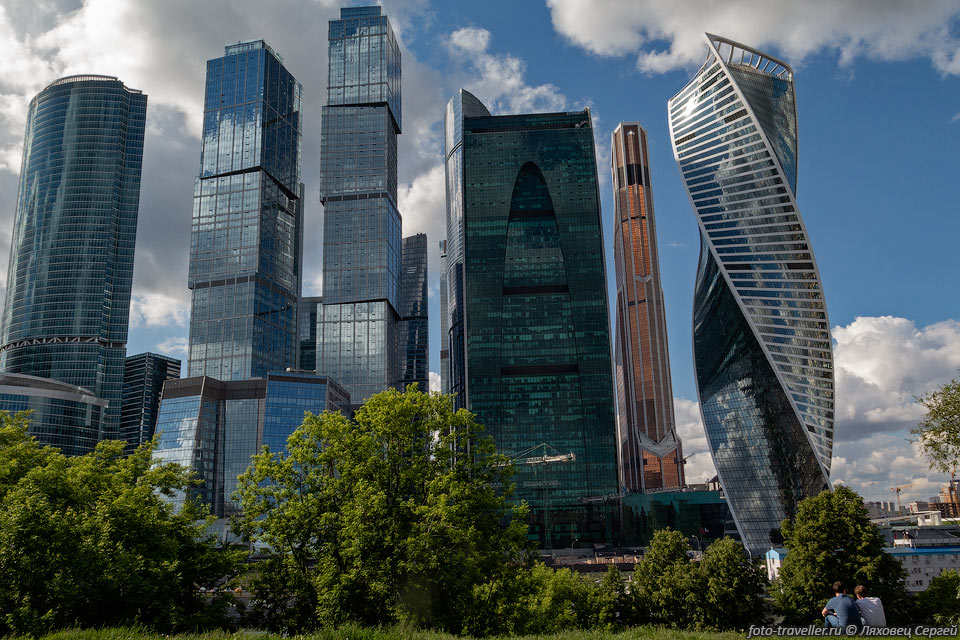 Московский международный деловой центр Москва-Сити - деловой район 
в Москве на Пресненской набережной.
Строительство башен ведется за счёт средств частных инвесторов.