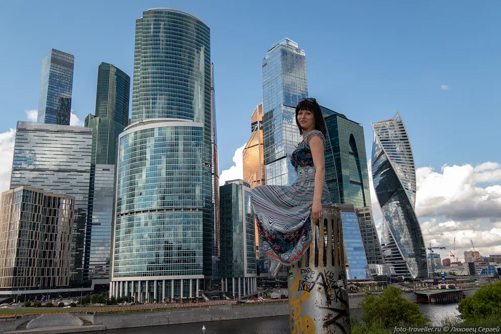 На фоне Москва-Сити
