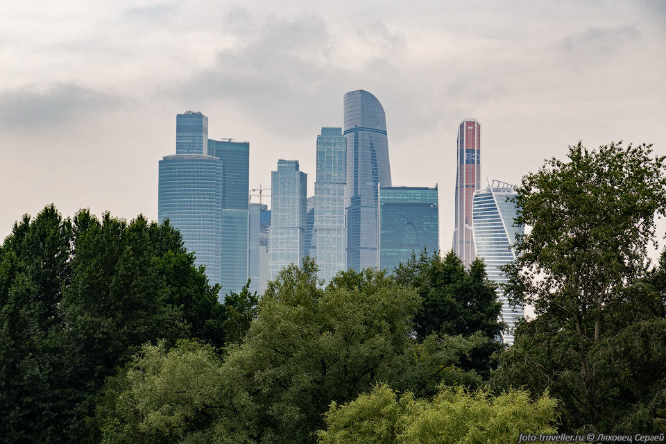 Верхушки башен Москва-Сити