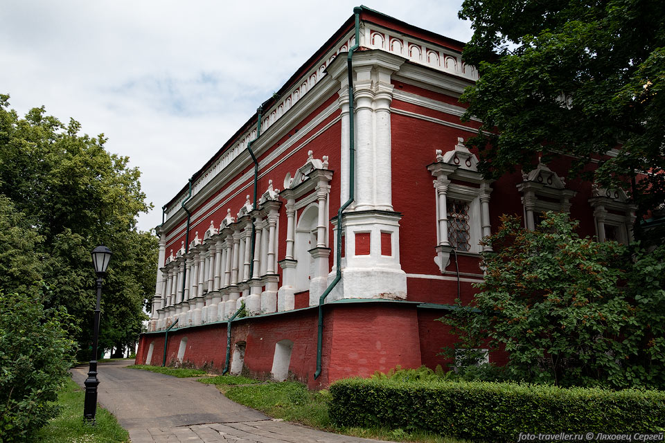 Новодевичий Богородице-Смоленский монастырь расположен в излучине 
Москвы-реки, возле Лужников.
