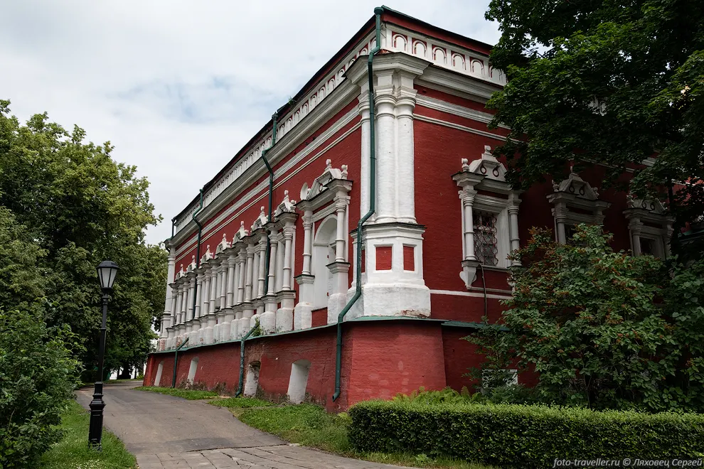 Новодевичий Богородице-Смоленский монастырь расположен в излучине
Москвы-реки, возле Лужников.