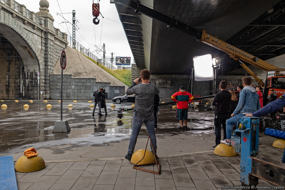 Съемки какого-то фильма под Бережковским мостом.
Бережковский мост построен через реку Москва в 1998 году. Длинна 364 метра.