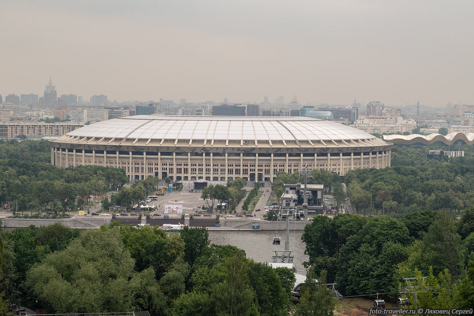 Большая спортивная арена на 78 360 зрительских мест в олимпийском 
комплексе Лужники.
(До 1992 года назывался Центральный стадион имени В. И. Ленина).