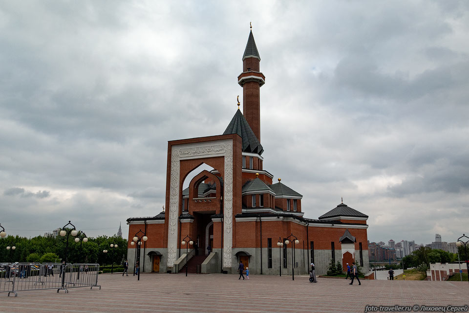 Мемориальная мечеть возле Поклонной горы в Москве.
Мечеть была открыта в 1997 году ко дню празднования 850-летия Москвы
 в память о мусульманах, погибших в Великой Отечественной войне.