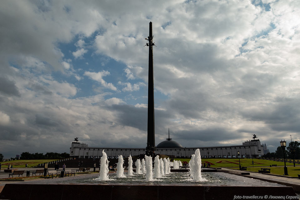 На площади Победителей возвышается обелиск высотой 141,8 метров.
Эта цифра симфолизирует 1418 дня Великой Отечественной войны.