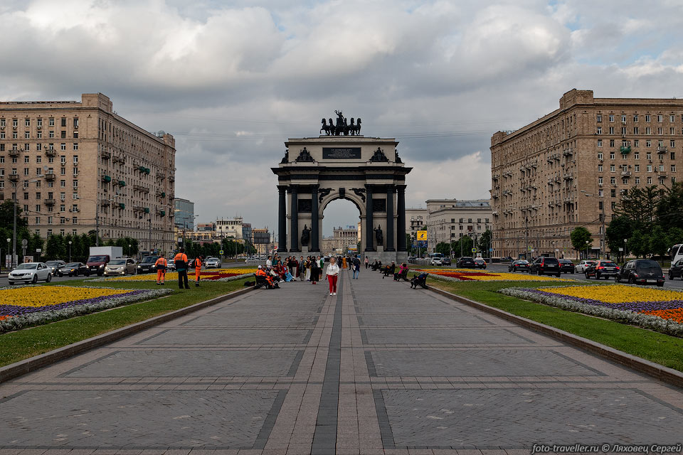 Московские Триумфальные ворота (Триумфальная арка) сооружены в 
1829-1834 годах на площади Тверская Застава в честь победы русского народа в Отечественной 
войне 1812 года. Разобраны в 1936 году. Копия ворот сооружена в 1966-1968 годах 
на Кутузовском проспекте.