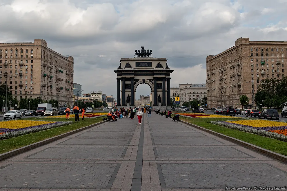 Московские Триумфальные ворота (Триумфальная арка) сооружены в
1829-1834 годах на площади Тверская Застава в честь победы русского народа в Отечественной 
войне 1812 года. Разобраны в 1936 году. Копия ворот сооружена в 1966-1968 годах 
на Кутузовском проспекте.