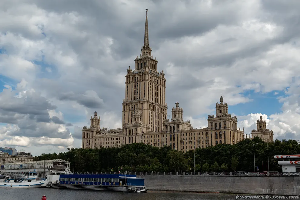 Здание Гостиница Украина - сталинская высотка построеная в 1953-1957
годах.