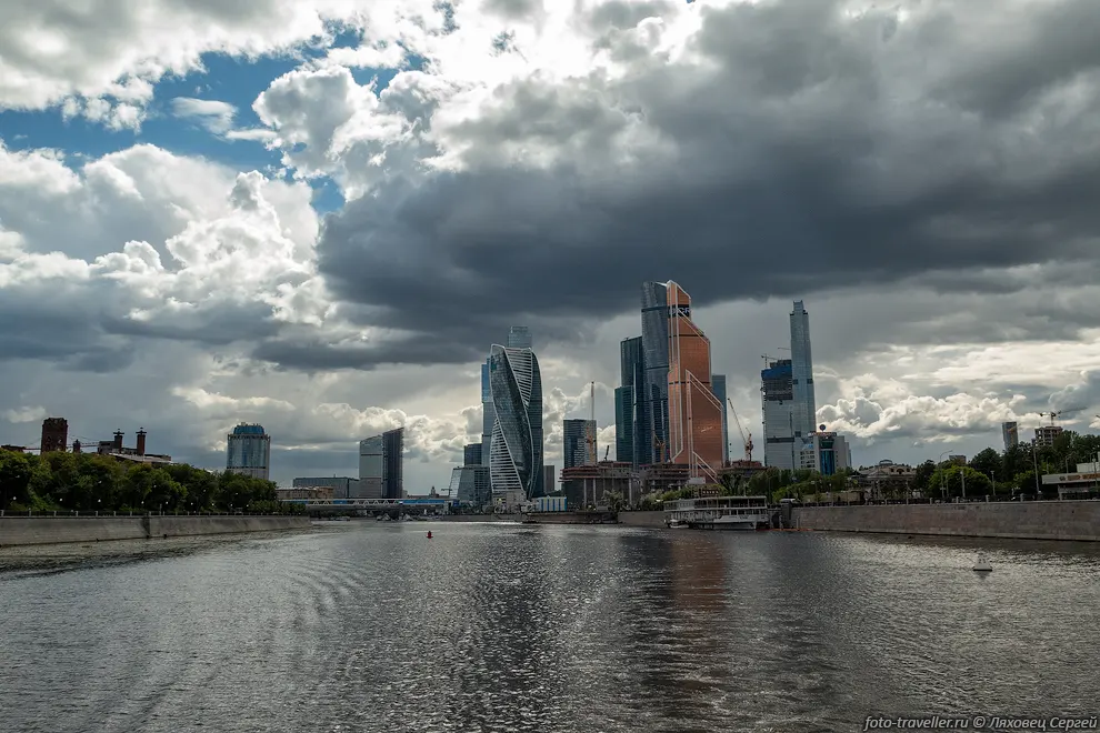 Плывем на теплоходе по Москве-реке до Парка Горького