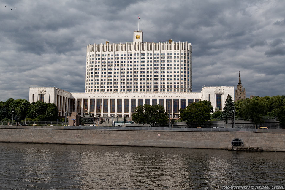 Дом Правительства РФ на Краснопресненской набережной.