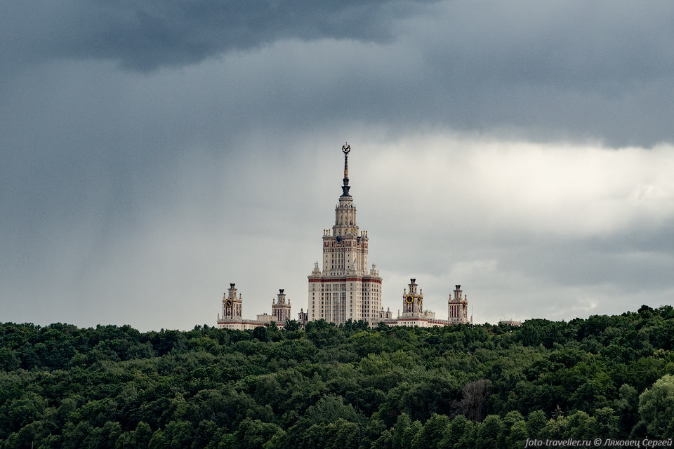Верхушка здания МГУ