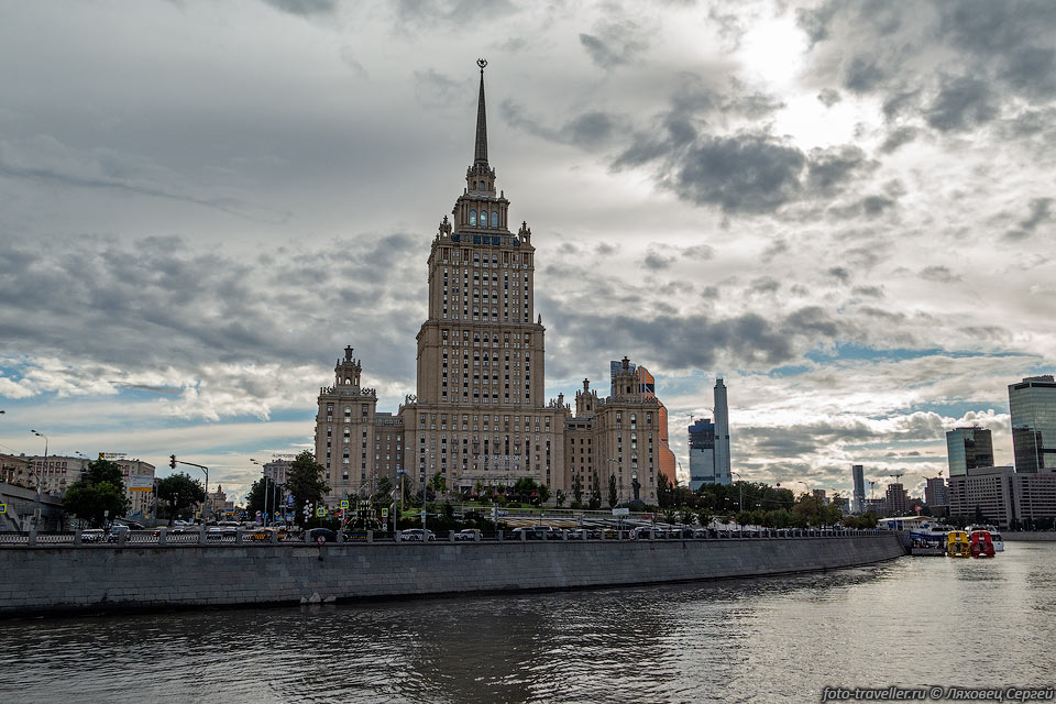 Гостиница "Украина" была самой высокой (206 м) гостиницой в мире 
в 1955-1976 годах.
Сейчас она самая высокая готиница в Москве, России и Европе.