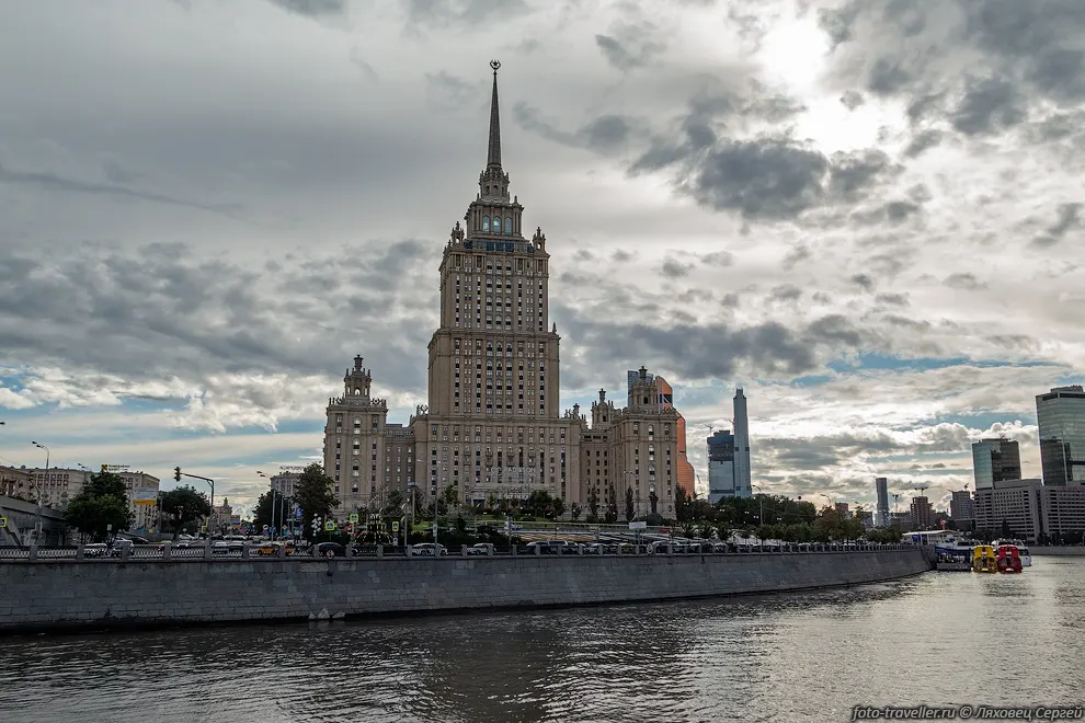 Гостиница "Украина" была самой высокой (206 м) гостиницой в мире
в 1955-1976 годах.
Сейчас она самая высокая готиница в Москве, России и Европе.