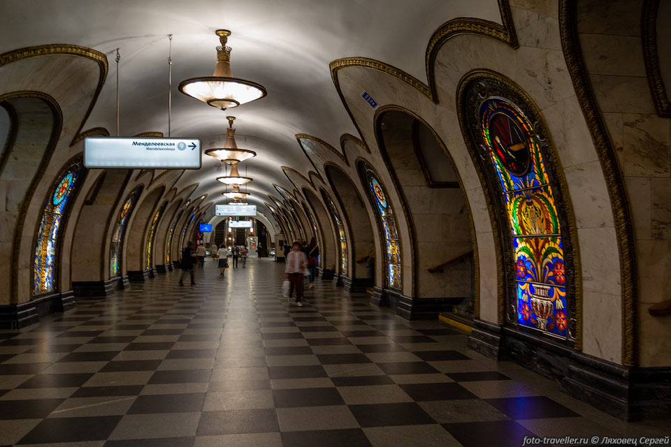 Станция Новослободская Кольцевой линии Московского метрополитена.