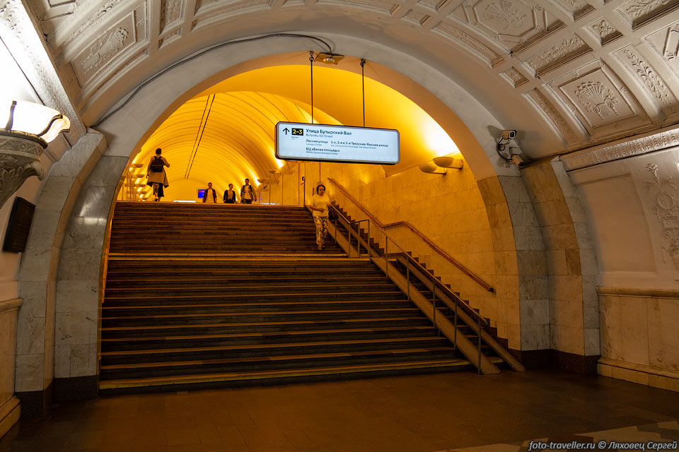 Всего на станциях и в переходах Московского метрополитена установлено 
905 эскалаторов (18 из них временно законсервированы)