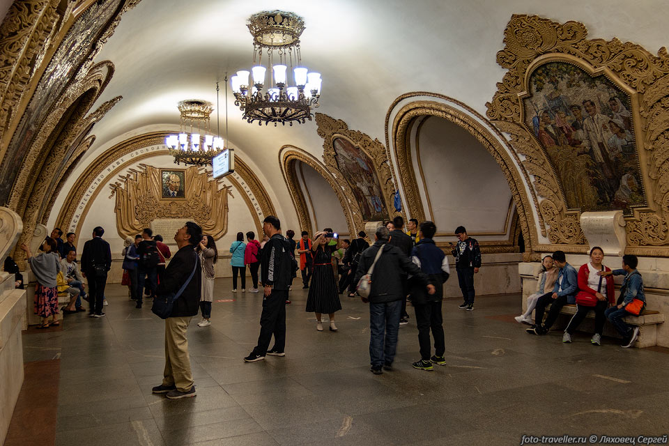Художественное оформление станции Киевская посвящено теме дружбы 
русского и украинского народа.