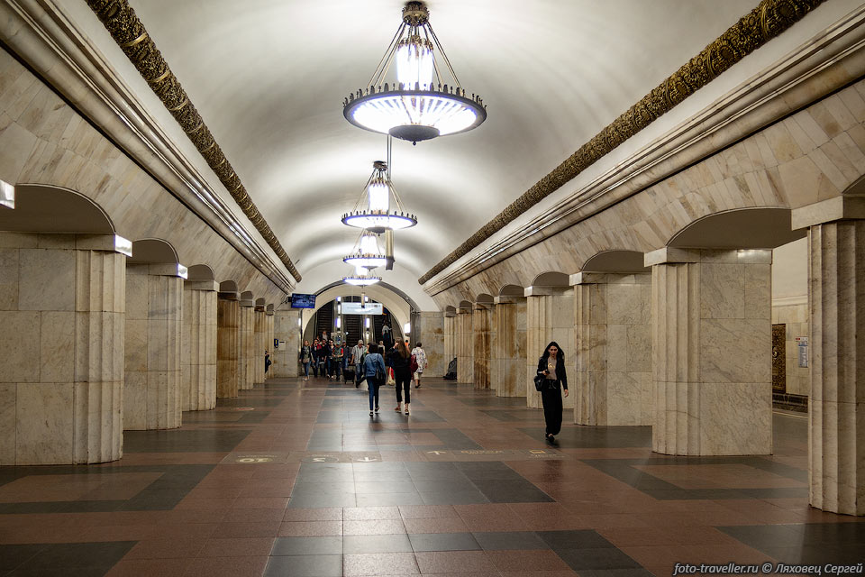 Станция Курская Кольцевой линии открылась 1 января 1950 года в 
составе участка Курская - Парк культуры.
Названа по Курскому вокзалу, близ которого расположена.