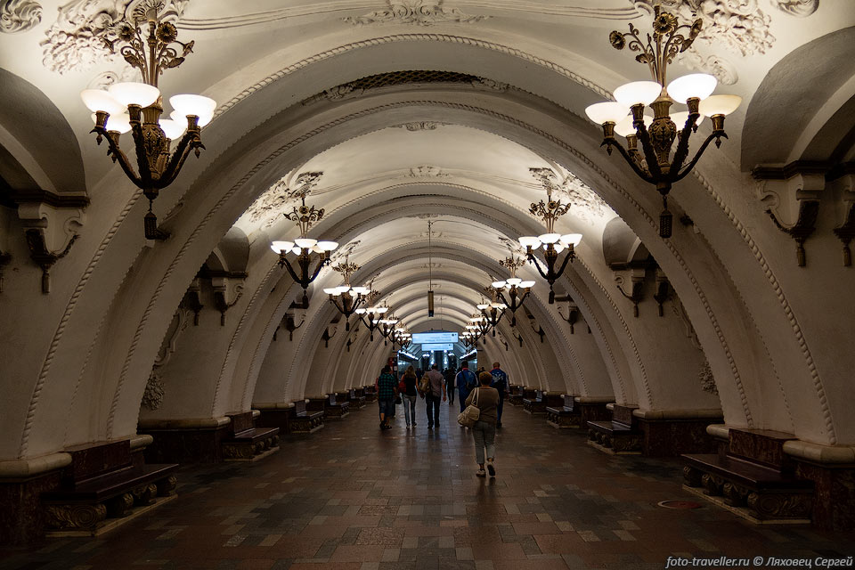 Станция Арбатская Арбатско-Покровской линии открыта 5 апреля 1953 
года в составе участка Площадь Революции - Киевская.
Является одной из станций четырёхстанционного пересадочного узла.
Внутреннее убранство станции относится к стилю московского барокко.