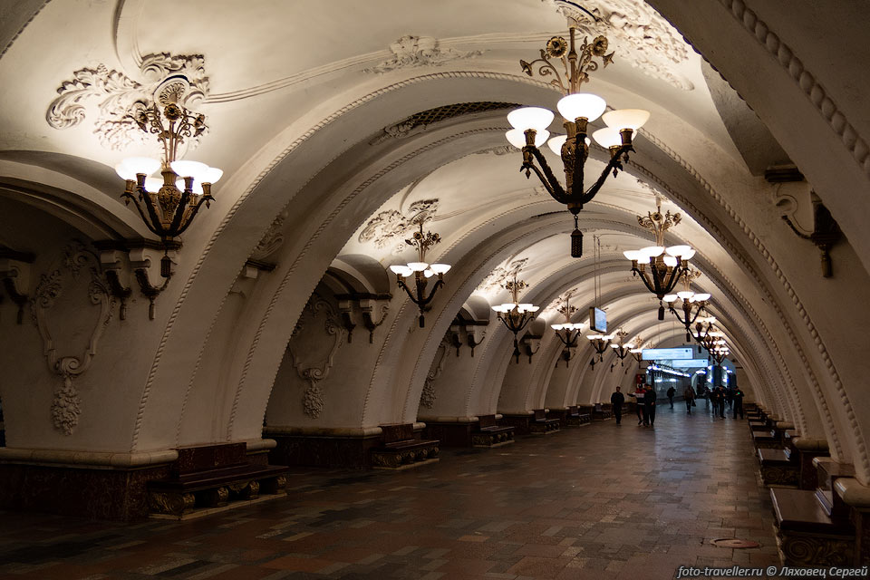 Центральный зал станции Арбатская имеет большую длину