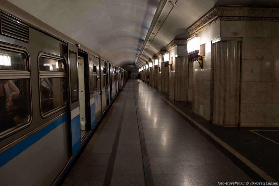 Станция Смоленская Арбатско-Покровской линии открыта 5 апреля 
1953 года в составе участка Площадь Революции - Киевская. 
Оформление станции посвящено военно-исторической теме.