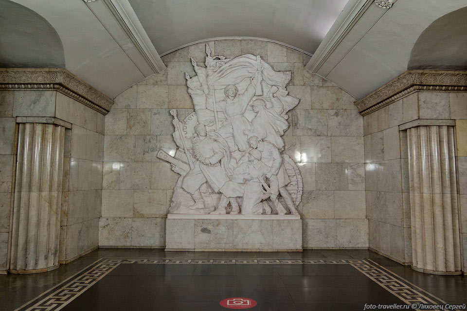 Барельеф на торцевой стене (скульптор Г. И. Мотовилов) посвящён 
защитникам Родины