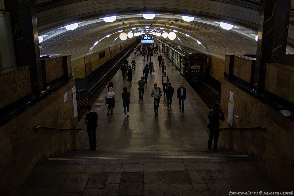 Лучшее время для экскурсий по Московскому метро это раннее утро 
в воскресенье, тогда тут не так много народа