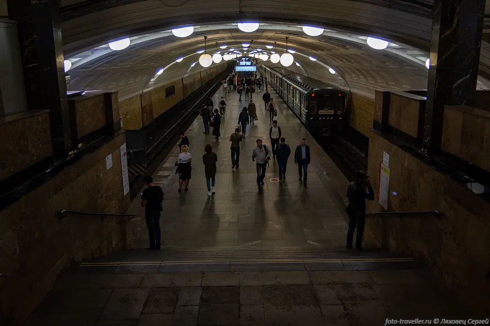 Лучшее время для экскурсий по Московскому метро это раннее утро
в воскресенье, тогда тут не так много народа