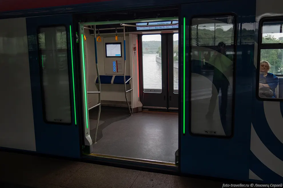 Современный вагон московского метрополитена